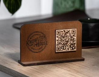 portamenu qr code stand noce in legno per food and beverage , supporto menu inciso, cartella menu ristorante, pannello menu, libro menu, copertina menu personalizzata, copertina menu bevande