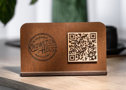 portamenu qr code stand noce in legno per food and beverage , supporto menu inciso, cartella menu ristorante, pannello menu, libro menu, copertina menu personalizzata, copertina menu bevande
