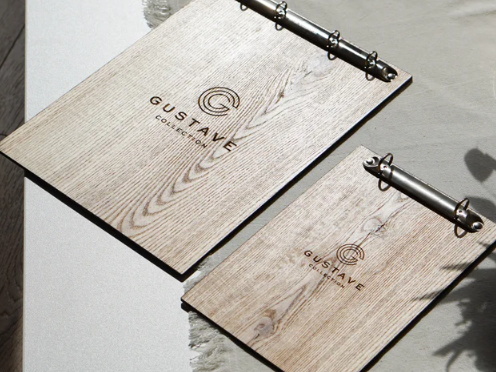 Gray portamenu con raccoglitore ad anelli  in legno chiaro e scuro per fogli, supporto menu inciso, cartella menu ristorante, pannello menu, libro menu, copertina menu personalizzata, copertina menu bevande per bar e cocktail bar Screenshot2025-03-31164346.png