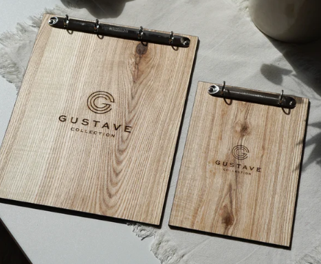 portamenu con raccoglitore ad anelli in legno chiaro e scuro per fogli, supporto menu inciso, cartella menu ristorante, pannello menu, libro menu, copertina menu personalizzata, copertina menu bevande per bar e cocktail bar