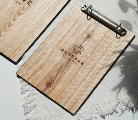 Gray portamenu con raccoglitore ad anelli  in legno chiaro e scuro per fogli, supporto menu inciso, cartella menu ristorante, pannello menu, libro menu, copertina menu personalizzata, copertina menu bevande per bar e cocktail bar Screenshot2025-03-31164441.png