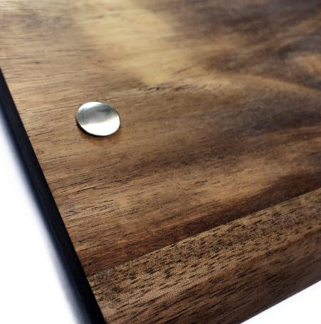 portamenu con raccoglitore ad anelli in noce e scuro per fogli, supporto menu inciso, cartella menu ristorante, pannello menu, libro menu, copertina menu personalizzata, copertina menu bevande per bar e cocktail bar