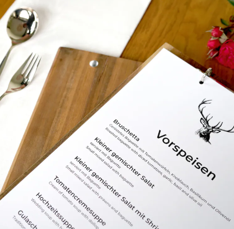 portamenu con raccoglitore ad anelli in noce e scuro per fogli, supporto menu inciso, cartella menu ristorante, pannello menu, libro menu, copertina menu personalizzata, copertina menu bevande per bar e cocktail bar