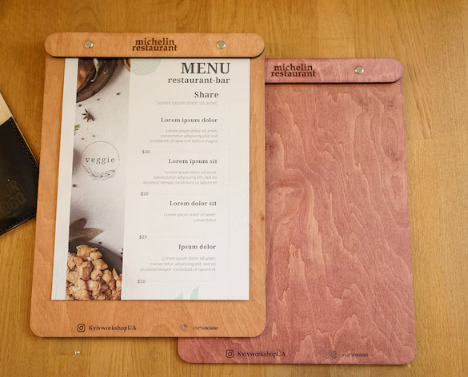 Chocolate menu board con supporto a bacchetta in legno per fogli, supporto menu inciso, cartella menu ristorante, pannello menu, libro menu, copertina menu personalizzata, copertina menu bevande per bar e cocktail bar Screenshot2025-03-31165214.png