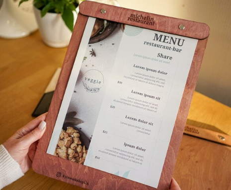 Sienna menu board con supporto a bacchetta in legno per fogli, supporto menu inciso, cartella menu ristorante, pannello menu, libro menu, copertina menu personalizzata, copertina menu bevande per bar e cocktail bar Screenshot2025-03-31165236.png