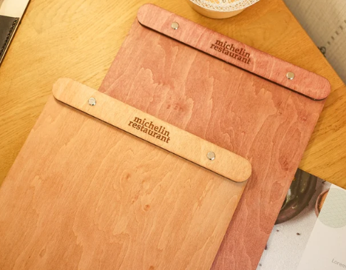 Sandy Brown menu board con supporto a bacchetta in legno per fogli, supporto menu inciso, cartella menu ristorante, pannello menu, libro menu, copertina menu personalizzata, copertina menu bevande per bar e cocktail bar Screenshot2025-03-31165249.png