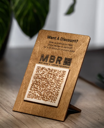 Dim Gray porta menu ristorante qr code stand noce in legno per beverage , supporto menu inciso, cartella menu ristorante, pannello menu, libro menu, copertina menu personalizzata, copertina menu bevande Screenshot2025-03-31180124.png