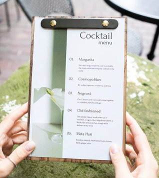 Light Gray menu board con supporto a bacchetta in pelle per fogli, misura A5 supporto menu inciso, cartella menu ristorante, pannello menu, libro menu, copertina menu personalizzata, copertina menu bevande per bar e cocktail bar Screenshot2025-03-31181352.png