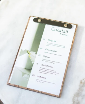 Lavender menu board con supporto a bacchetta in pelle per fogli, misura A5 supporto menu inciso, cartella menu ristorante, pannello menu, libro menu, copertina menu personalizzata, copertina menu bevande per bar e cocktail bar Screenshot2025-03-31181404.png