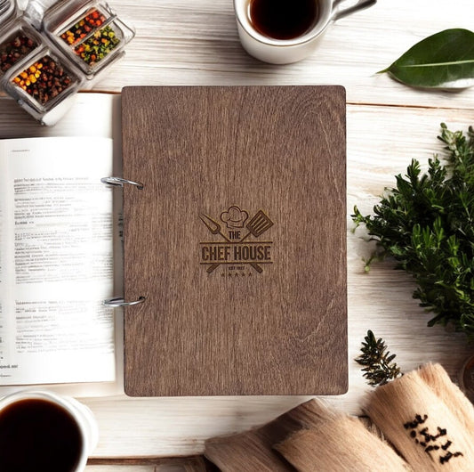 Dim Gray portamenu con anelli in legno  per fogli formato a5, supporto menu inciso, cartella menu ristorante, pannello menu, libro menu, copertina menu personalizzata, copertina menu bevande Screenshot_2025-03-21_alle_16.52.19-Photoroom.jpg