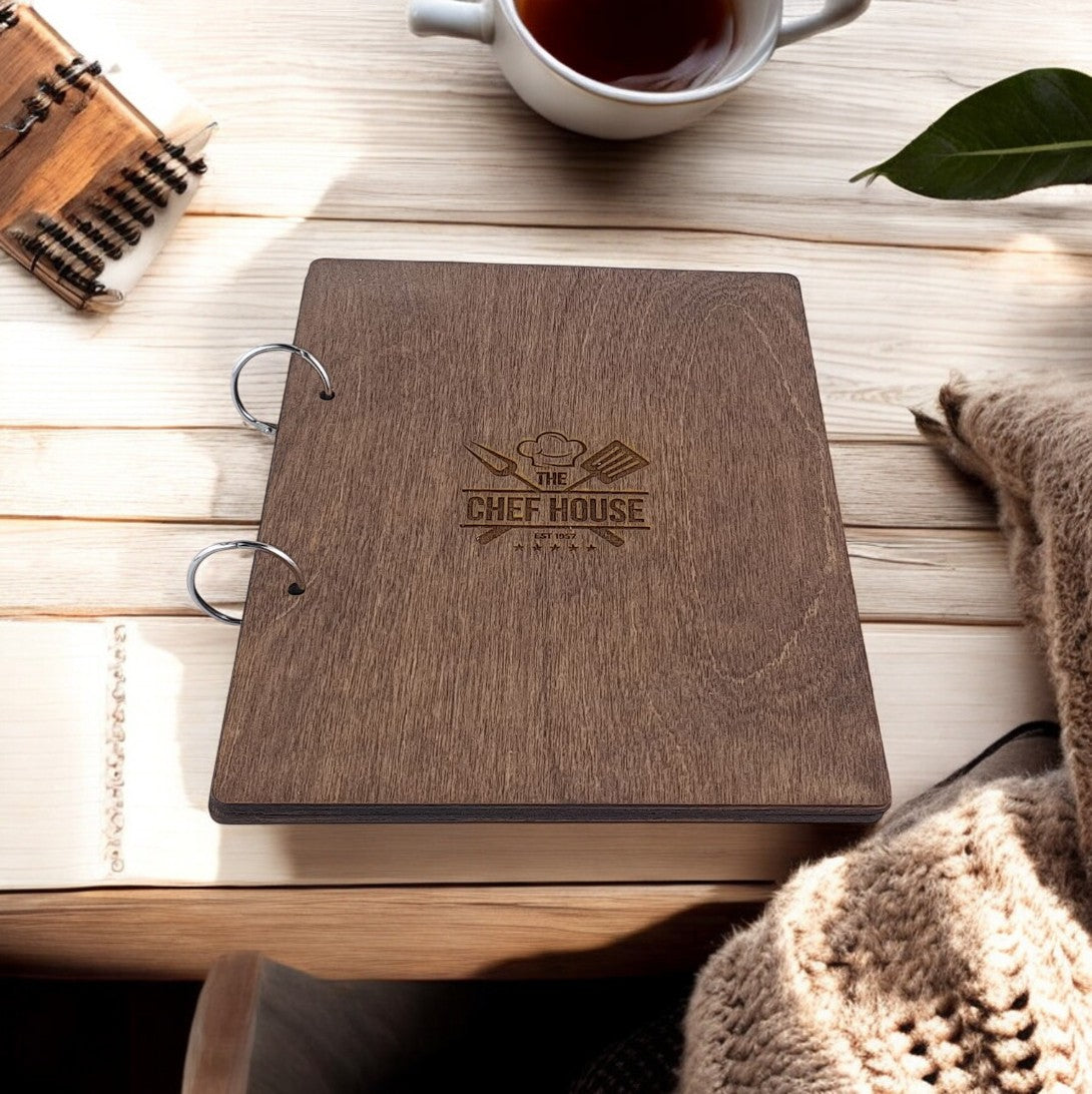 Dim Gray portamenu con anelli in legno per fogli formato a5, supporto menu inciso, cartella menu ristorante, pannello menu, libro menu, copertina menu personalizzata, copertina menu bevande Screenshot_2025-03-21_alle_16.52.25-Photoroom.jpg