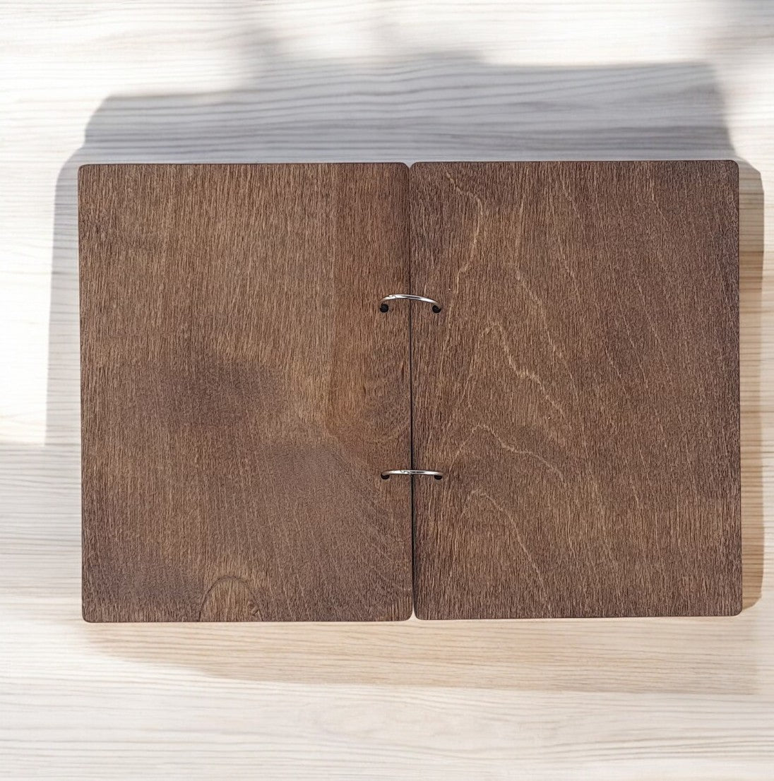 Gray portamenu con anelli in legno per fogli formato a5, supporto menu inciso, cartella menu ristorante, pannello menu, libro menu, copertina menu personalizzata, copertina menu bevande Screenshot_2025-03-21_alle_16.52.35-Photoroom.jpg