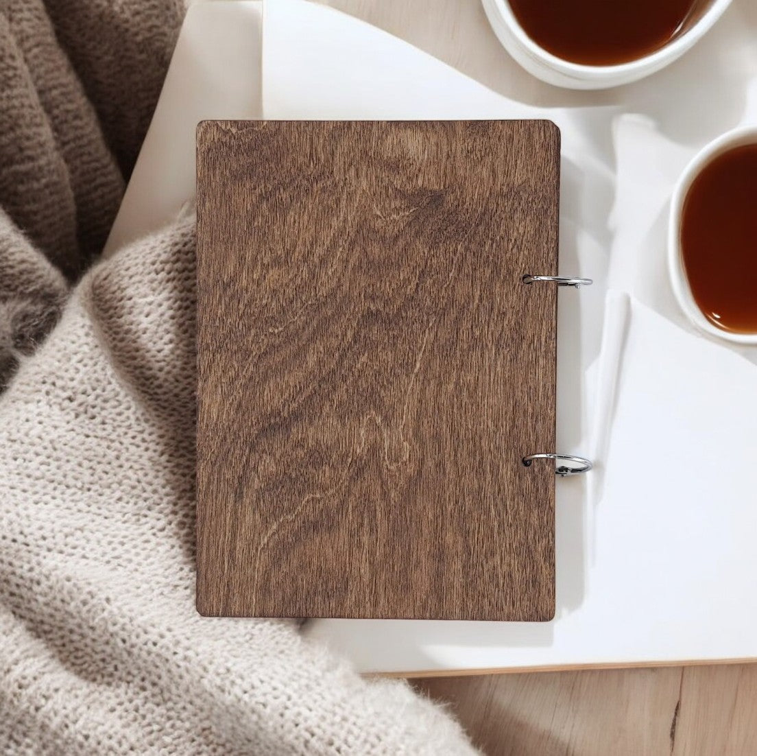 Gray portamenu con anelli in legno per fogli formato a5, supporto menu inciso, cartella menu ristorante, pannello menu, libro menu, copertina menu personalizzata, copertina menu bevande Screenshot_2025-03-21_alle_16.52.39-Photoroom.jpg