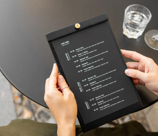 Dark Slate Gray portamenu nero con bacchetta centrale satinatoper fogli, supporto menu inciso, cartella menu ristorante, pannello menu, libro menu, copertina menu personalizzata, copertina menu bevande Screenshot_2025-03-21_alle_17.01.48.png