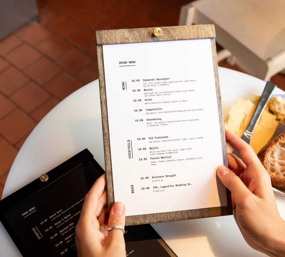 Light Gray portamenu nero con bacchetta centrale satinatoper fogli, supporto menu inciso, cartella menu ristorante, pannello menu, libro menu, copertina menu personalizzata, copertina menu bevande Screenshot_2025-03-21_alle_17.02.00.png