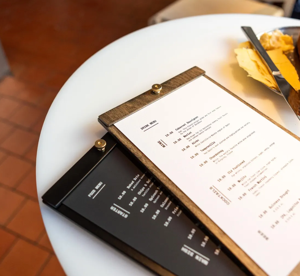 Dark Slate Gray portamenu marrone con bacchetta centrale satinatoper fogli, supporto menu inciso, cartella menu ristorante, pannello menu, libro menu, copertina menu personalizzata, copertina menu bevande Screenshot_2025-03-21_alle_17.05.50.png