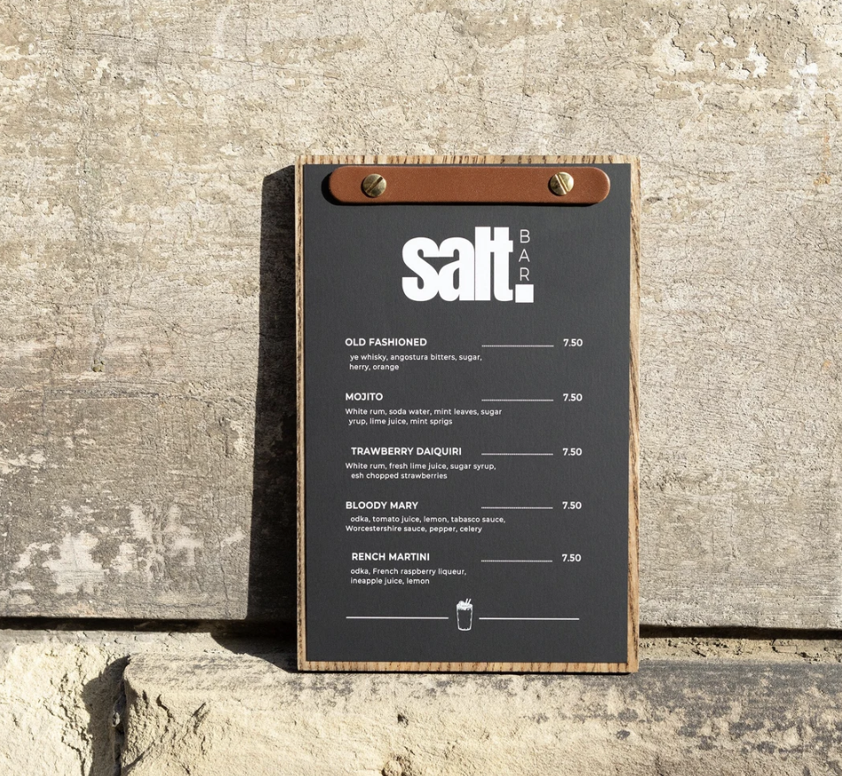 Gray Portamenu in legno con pelle per ristoranti, caffè e bar, pannello menu personalizzato per menu bevande, display menu cibo con logo, menu cocktail personalizzato Screenshot_2025-03-22_alle_12.39.50.png