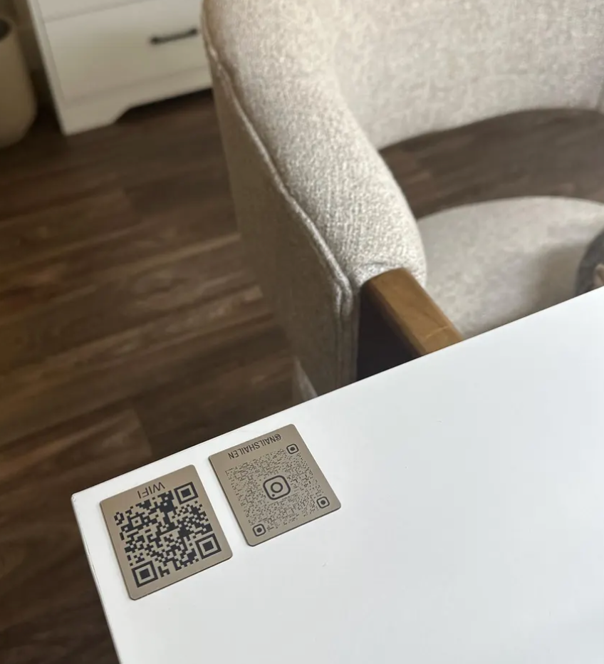 Dark Slate Gray Targa con codice QR inciso personalizzato - Menu senza contatto per ristorante, hotel, bar - Instagram, Facebook, Google Recensioni QR Screenshot_2025-03-22_alle_13.42.39.png