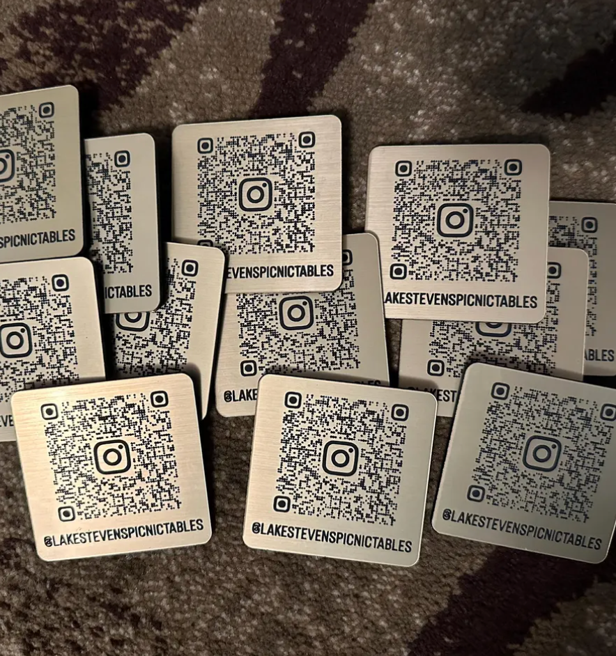 Dark Slate Gray Targa con codice QR inciso personalizzato - Menu senza contatto per ristorante, hotel, bar - Instagram, Facebook, Google Recensioni QR Screenshot_2025-03-22_alle_13.42.57.png