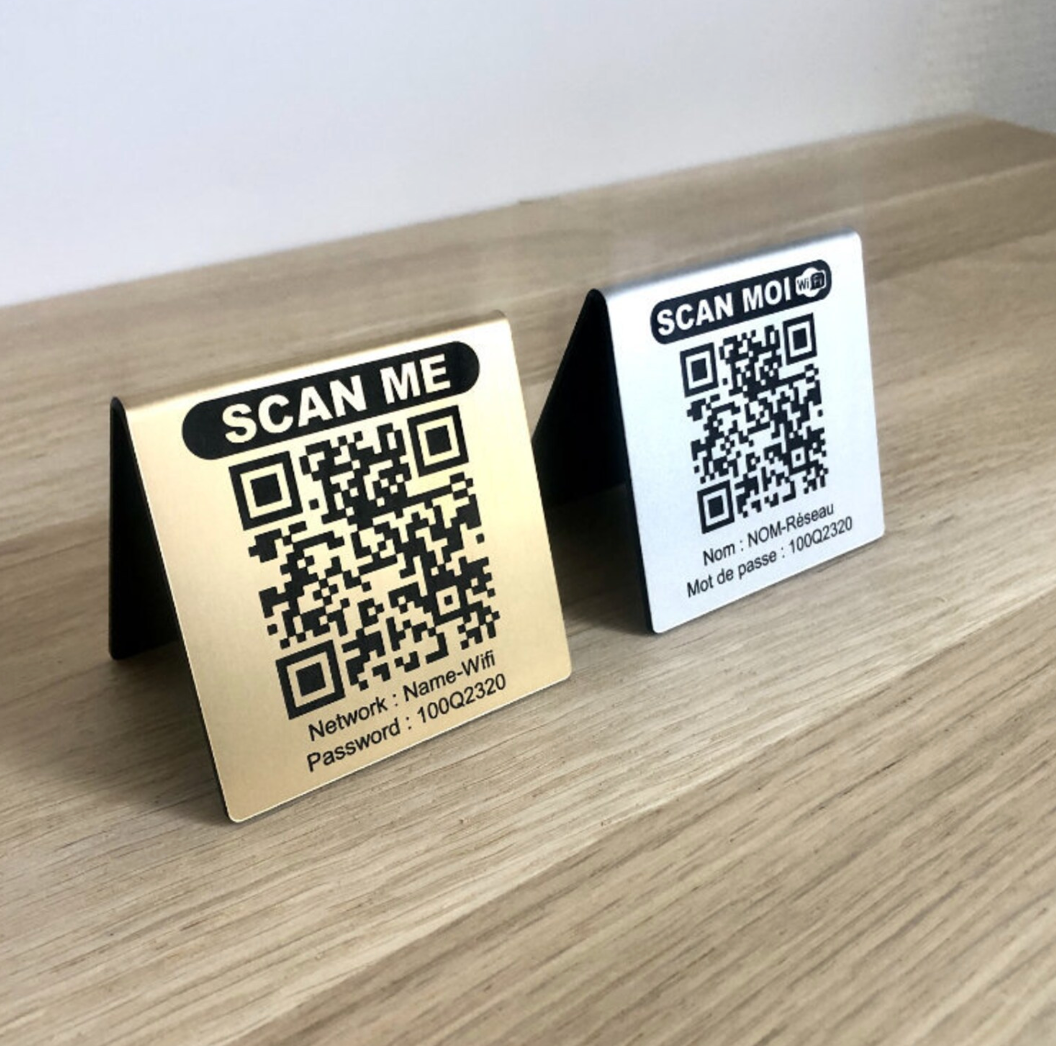 Rosy Brown Supporto cavalierino per codice QR personalizzato con incisione - Supporto menu senza contatto per ristoranti, presentazione igienica e moderna Screenshot_2025-03-22_alle_14.00.07.png