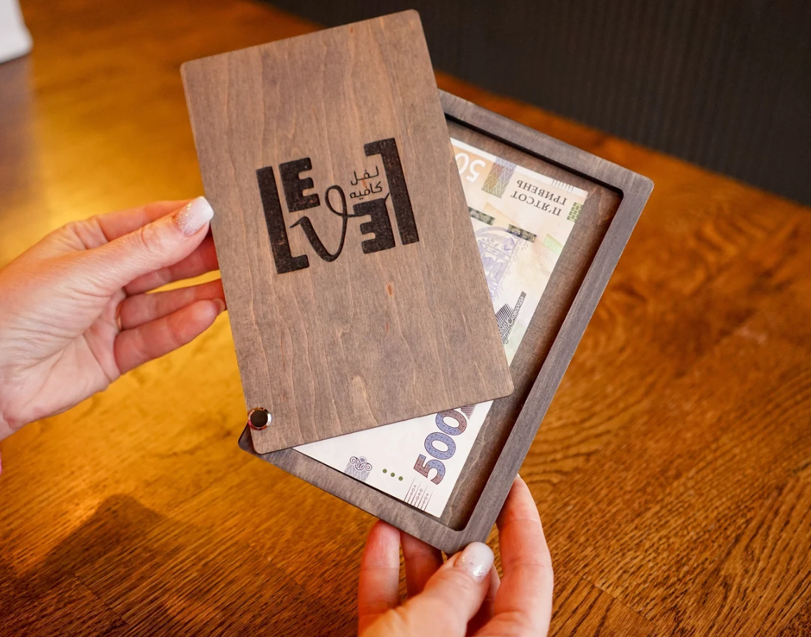 Sienna portaconto cassettina legno personalizzato con incisione laser ricevuta per gli ospiti, per ristoranti, libretto di servizio personalizzato, presentatore di assegni per server BookWood, porta fatture personalizzato Screenshot_2025-03-22_alle_14.51.20.png
