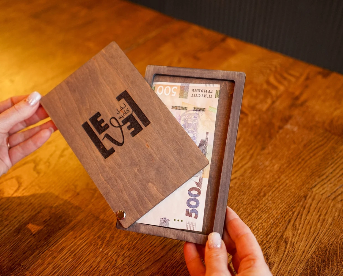 Sienna portaconto cassettina legno personalizzato con incisione laser ricevuta per gli ospiti, per ristoranti, libretto di servizio personalizzato, presentatore di assegni per server BookWood, porta fatture personalizzato Screenshot_2025-03-22_alle_14.51.26.png