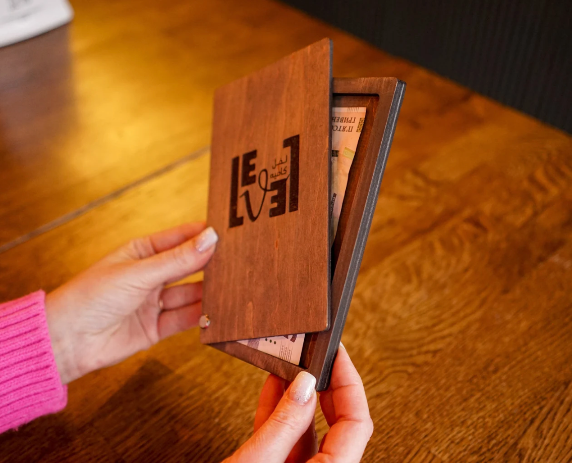 Saddle Brown portaconto cassettina legno personalizzato con incisione laser ricevuta per gli ospiti, per ristoranti, libretto di servizio personalizzato, presentatore di assegni per server BookWood, porta fatture personalizzato Screenshot_2025-03-22_alle_14.51.46.png