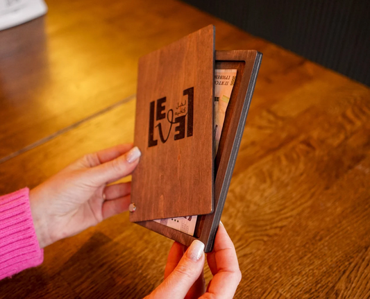 Saddle Brown portaconto cassettina legno personalizzato con incisione laser ricevuta per gli ospiti, per ristoranti, libretto di servizio personalizzato, presentatore di assegni per server BookWood, porta fatture personalizzato Screenshot_2025-03-22_alle_14.51.46.png
