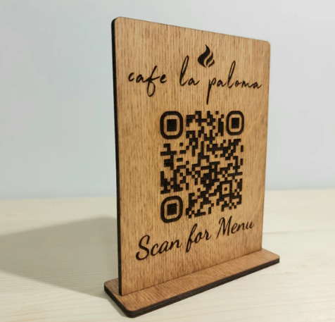 Gray cavaliere del menu su QR con incisione del logo, supporto per menu touchless, supporto per codice QR in legno, display per menu da bar, supporto per cartello per ristorante, cocktail bar in legno Screenshot_2025-03-27_192358.png