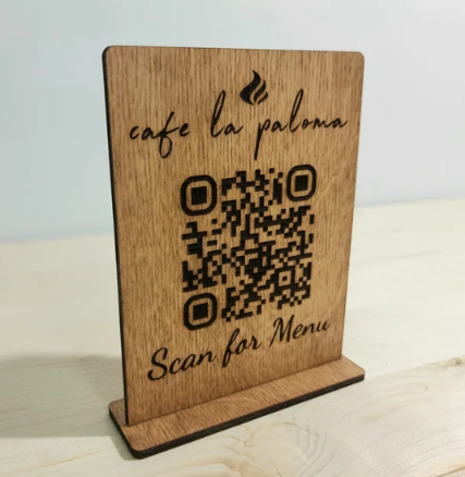 Gray cavaliere del menu su QR con incisione del logo, supporto per menu touchless, supporto per codice QR in legno, display per menu da bar, supporto per cartello per ristorante, cocktail bar in legno Screenshot_2025-03-27_192433.png