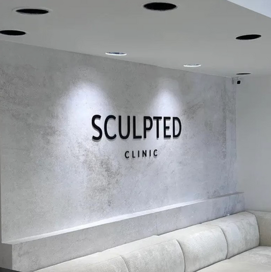 Dark Gray Insegna in plexiglas nero per saloni personalizzati, Insegne estetiche, Insegne Bliss, Insegne per ufficio, Insegne aziendali 3D, Segnaletica clinica, Insegne per dentisti, Insegne da parete per ufficio logo in plexiglas Screenshot_2025-03-27_alle_19.21.59.png