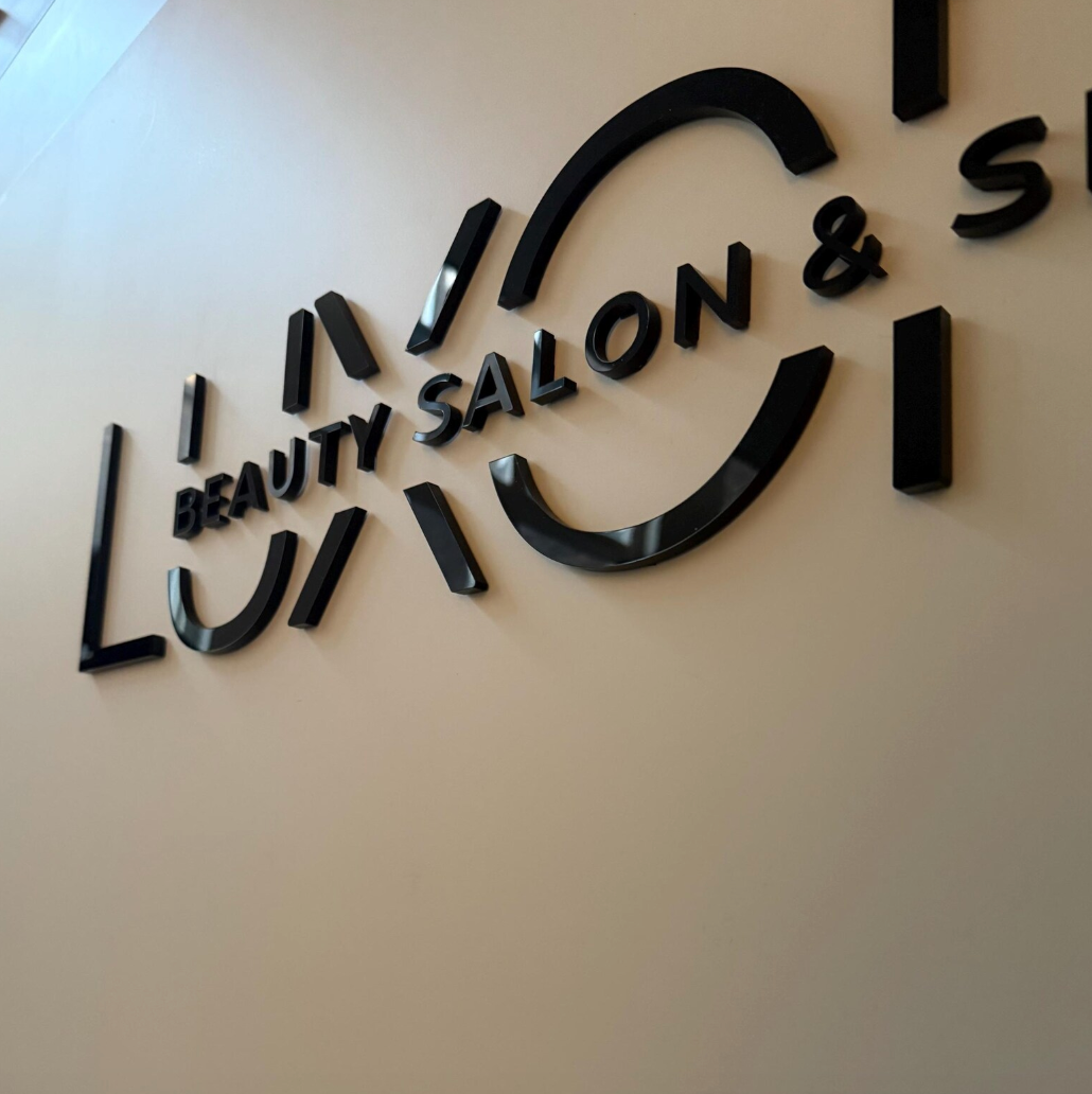 Rosy Brown Insegna in plexiglas nero per saloni personalizzati, Insegne estetiche, Insegne Bliss, Insegne per ufficio, Insegne aziendali 3D, Segnaletica clinica, Insegne per dentisti, Insegne da parete per ufficio logo in plexiglas Screenshot_2025-03-27_alle_19.22.29.png