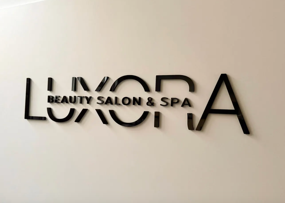 Gray Insegna in plexiglas nero per saloni personalizzati, Insegne estetiche, Insegne Bliss, Insegne per ufficio, Insegne aziendali 3D, Segnaletica clinica, Insegne per dentisti, Insegne da parete per ufficio logo in plexiglas Screenshot_2025-03-27_alle_19.22.41.png
