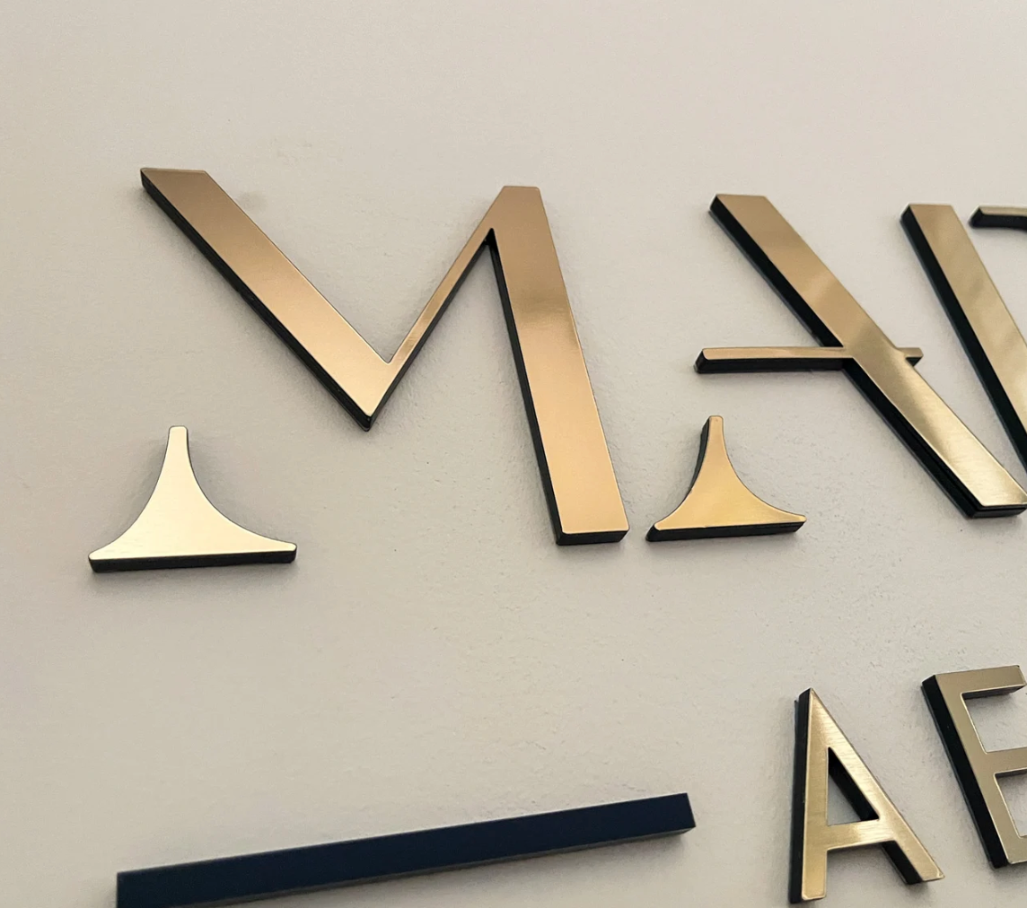 Gray Lettere da muro 3D da parete in colore argento spazzolato ottone spazzolato, grande insegna per reception o ingresso, facile da installare Screenshot_2025-03-27_alle_19.40.02.png