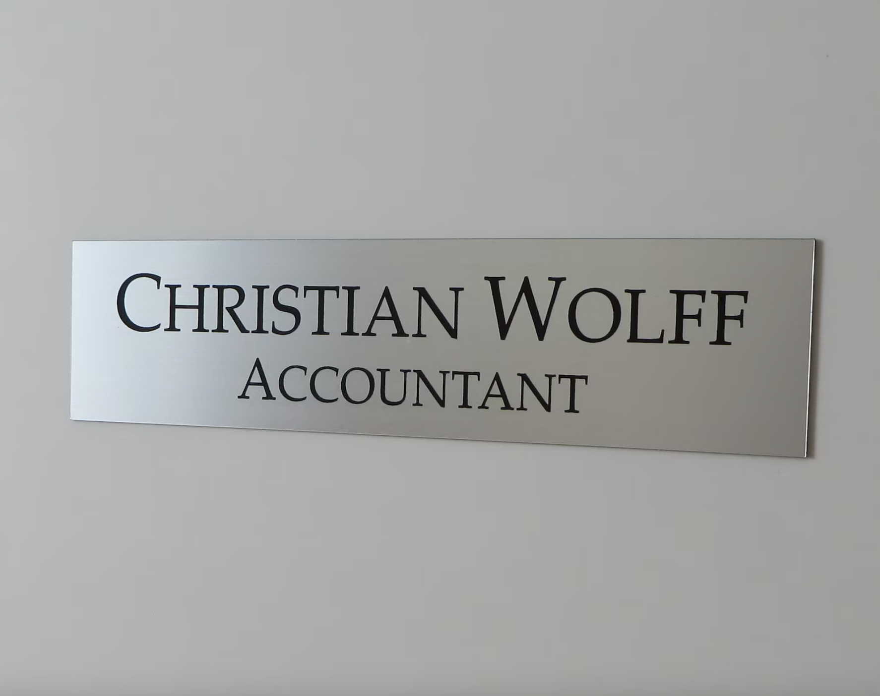Dark Gray Targhetta per ufficio  in acciaio abs adesiva con incisione personalizzata, targa per porta personalizzata, targa, targa per nome azienda, adesivo stacca e incolla– Eleganza, Precisione e Resistenza Targhetta da parete personalizzata Screenshot_2025-03-29_alle_17.49.59.png