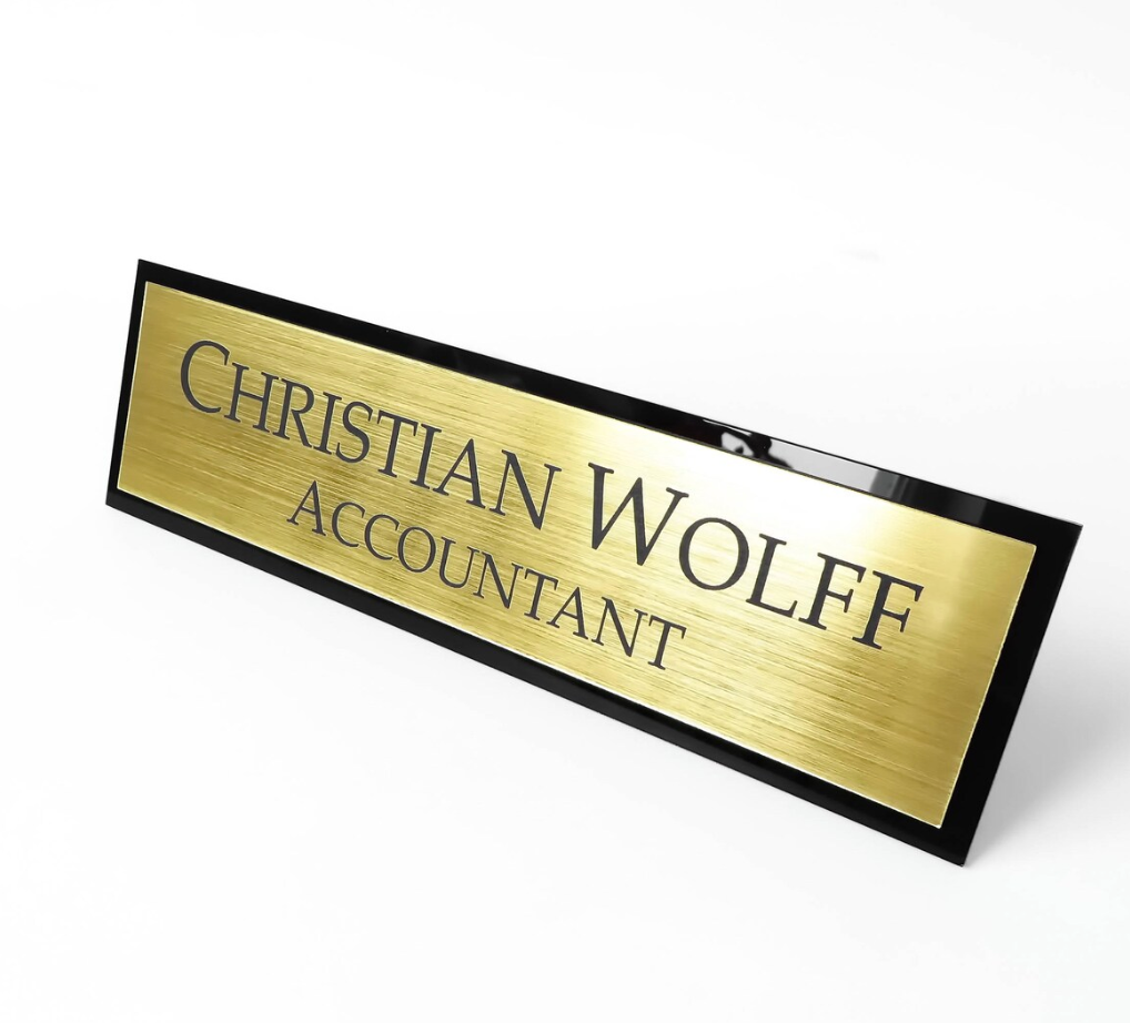 Beige cavalierino da scrivania per ufficio in ottone abs adesiva con incisione personalizzata, targa per porta personalizzata, targa, targa per nome azienda, adesivo stacca e incolla– Eleganza, Precisione e Resistenza Screenshot_2025-03-29_alle_17.59.07.png