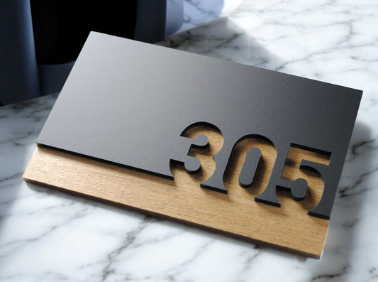 Gray Numeri in plexiglas e legno da parete per ufficio o casa con incisione personalizzata, targa per porta personalizzata, targa, targa per nome azienda– Eleganza, Precisione e Resistenza Screenshot_2025-03-30_alle_12.07.17-Photoroom.jpg