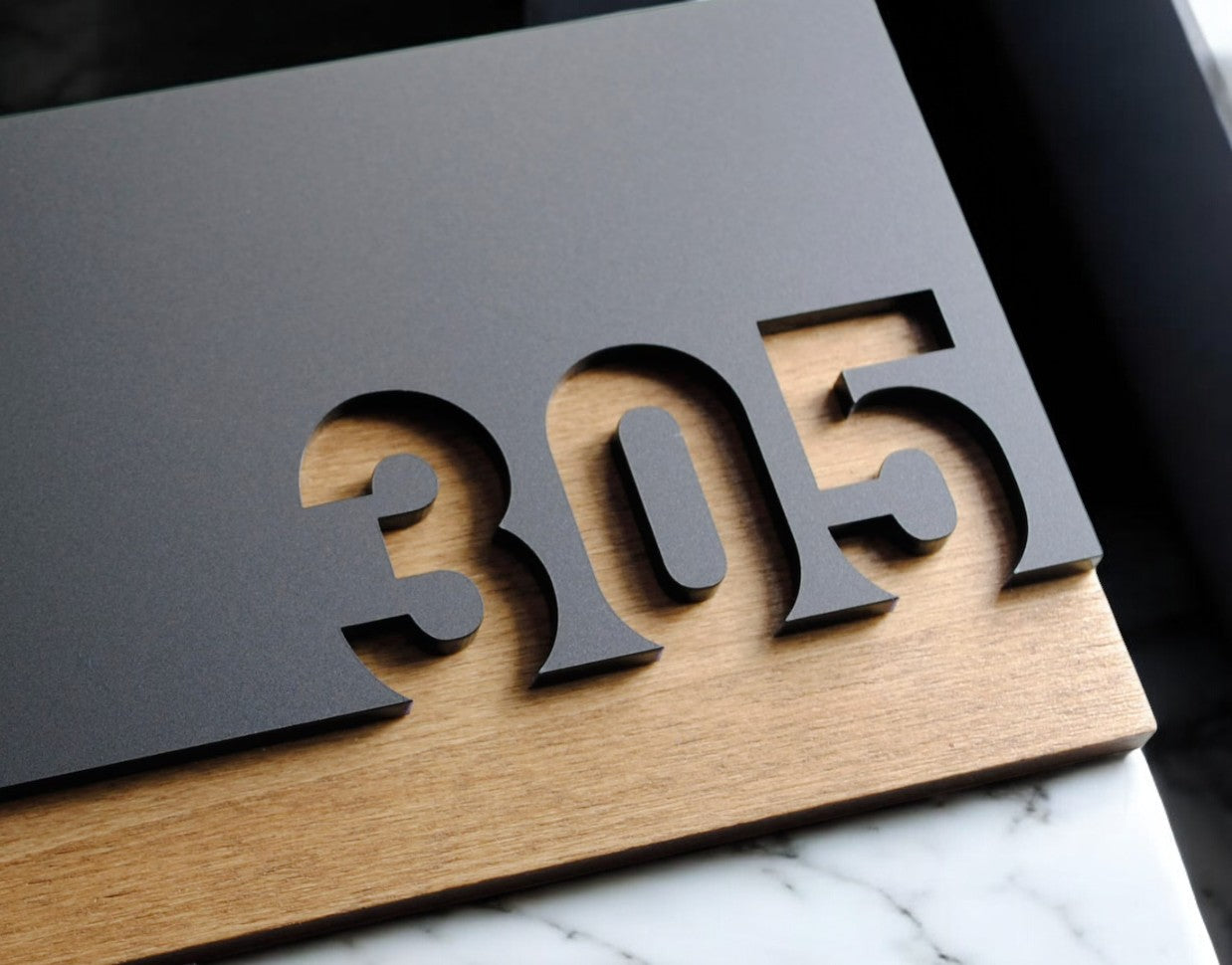 Dim Gray Numeri in plexiglas e legno da parete per ufficio o casa con incisione personalizzata, targa per porta personalizzata, targa, targa per nome azienda– Eleganza, Precisione e Resistenza Screenshot_2025-03-30_alle_12.07.40-Photoroom.jpg