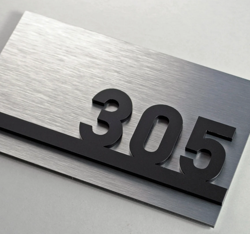 Numeri in abs effetto acciaio e legno da parete per ufficio o casa con incisione personalizzata, targa per porta personalizzata, targa, targa per nome azienda– Eleganza, Precisione e Resistenza