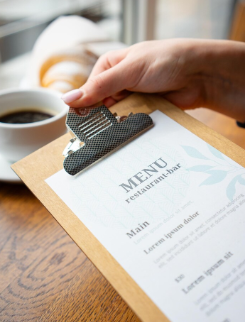 Light Gray portamenu misura A4 14,8x21 cm,  in legno per fogli beverage e food con pinza, supporto menu inciso, cartella menu ristorante, pannello menu, libro menu, copertina menu personalizzata, copertina menu bevande Screenshot_2025-03-31_151411.png