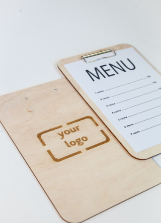 Light Gray portamenu misura A4 in legno chiaro per beverage e food con pinza, supporto menu inciso, cartella menu ristorante, pannello menu, libro menu, copertina menu personalizzata, copertina menu bevande Screenshot_2025-03-31_153905.png