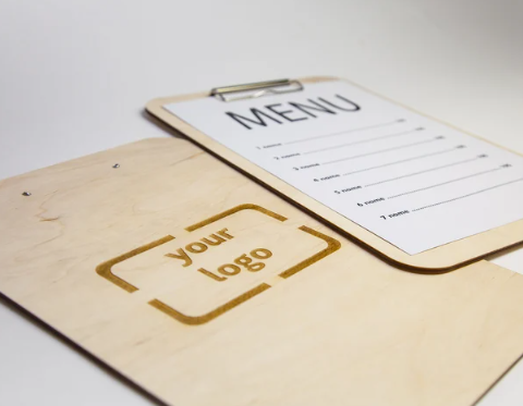 portamenu misura A4 in legno chiaro per beverage e food con pinza, supporto menu inciso, cartella menu ristorante, pannello menu, libro menu, copertina menu personalizzata, copertina menu bevande