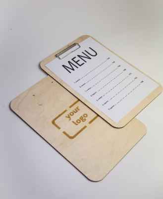 Gray portamenu misura A4 in legno chiaro per beverage e food con pinza, supporto menu inciso, cartella menu ristorante, pannello menu, libro menu, copertina menu personalizzata, copertina menu bevande Screenshot_2025-03-31_153957.png