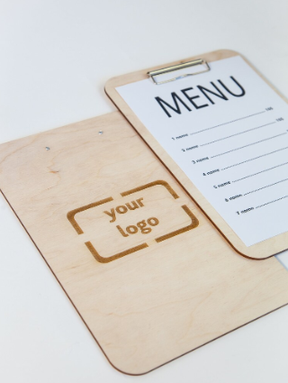 portamenu misura A4 in legno chiaro per beverage e food con pinza, supporto menu inciso, cartella menu ristorante, pannello menu, libro menu, copertina menu personalizzata, copertina menu bevande