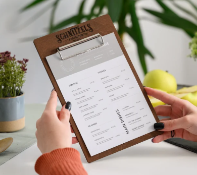 portamenu in legno noce per food con pinza, supporto menu inciso, cartella menu ristorante, pannello menu, libro menu, copertina menu personalizzata, copertina menu bevande ,per ristoranti e cocktail bar