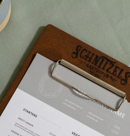 Dark Sea Green portamenu in legno noce per food con pinza, supporto menu inciso, cartella menu ristorante, pannello menu, libro menu, copertina menu personalizzata, copertina menu bevande ,per ristoranti e cocktail bar Screenshot_2025-03-31_161914.png