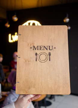 Tan portamenu con supporto ad anelli  in legno chiaro e scuro per fogli, supporto menu inciso, cartella menu ristorante, pannello menu, libro menu, copertina menu personalizzata, copertina menu bevande per bar e cocktail bar Screenshot_2025-03-31_162546.png