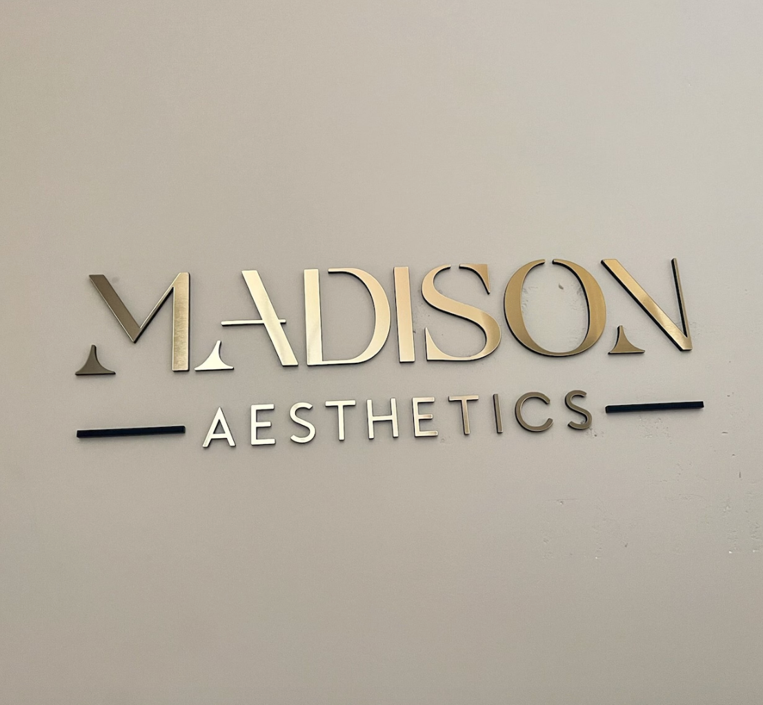 Dark Gray Insegne in acciaio abs per saloni personalizzati, Insegne estetiche, Insegne Bliss, Insegne per ufficio, Insegne aziendali 3D, Segnaletica clinica, Insegne per dentisti, Insegne da parete per ufficio, Glow Up insegna_abs_ottone.png