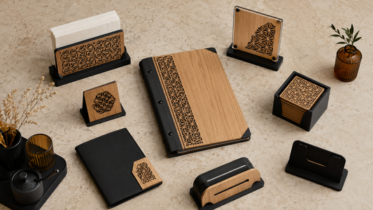 Coordinato di accessori personalizzati in legno e nero per ristorante