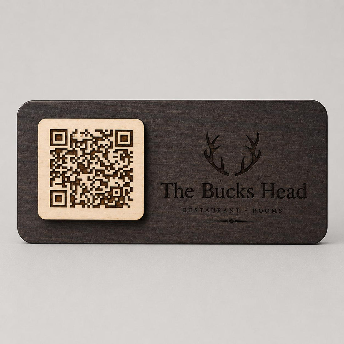 Targhetta QR Code in legno con bordi scuri naturali del taglio laser